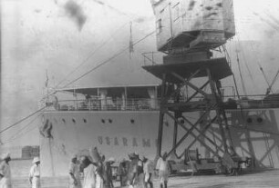 Hafenarbeiter in Port Sudan : Hafenarbeiter beim Transport von Gütern. Im Hintergrund Hafenkran und das Schiff Usaramo
