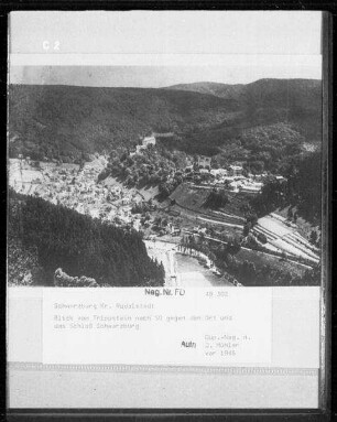 Schwarzburg. Blick vom Trippstein nach Südosten gegen Ort und Schloss Schwarzenburg
