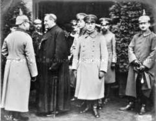 Der Münchner Erzbischof Kardinal von Bettinger an der Westfront