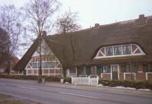Möllner Landstraße 3: Fachwerkhaus mit Reetdach: traufständige Straßenseite: Teilansicht: Wohntrakt: mit Eingangstür, breiter Gaube: links Quergiebel: ganz links Wirtschaftstrakt