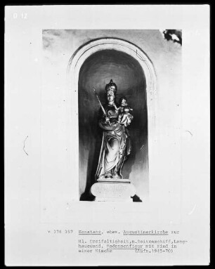 Madonnenfigur mit Kind in einer Nische
