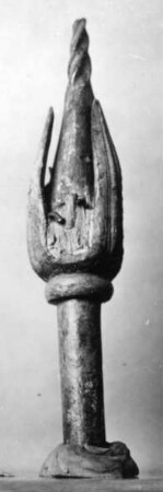 Szepterbekrönung in Form einer Knospe, glänzend hellgrüne Patina (in Wirklichkeit wohl ein Blitzbündel als Fragment einer Bronzestatue)