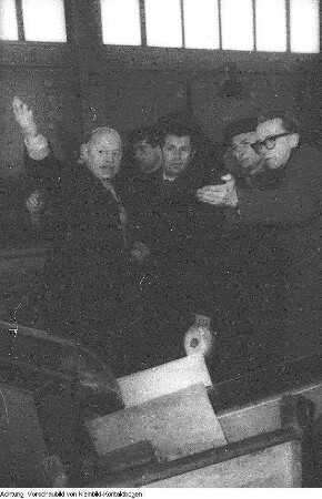 Besuche verschiedener ausländischer Gäste: Leningrader Parteidelegation, finnische und schwedische Kommunalpolitiker, Konsulat der CSSR mit Konsul Katzer, Französische Parlamentarier zu Besuch in der Mahn- und Gedenkstätte für die Opfer des Nationalsozialismus im Hinrichtungshof des ehemaligen Landgerichts, Treffen der Bürgermeister der Partnerstädte, Filmdelegation aus den Vereinigten Arabischen Emiraten (VAR) bei Oberbürgermeister Gerhard Schill, September 1962 - Juni 1964