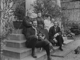 Sachsen? Bildnis einer Familie vor dem Wohnhaus