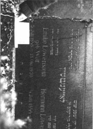 Grabstein 27 (Index: 100116543) Material: Granit Zustand: gut Maße HxBxT: 108x97x12 cm Beschreibung: Stele, breit, Sockel, giebelartiger Abschluß mit Voluten zu beiden Seiten Besonderheit: Doppelgrab für Eheleute: Grabstein 27B