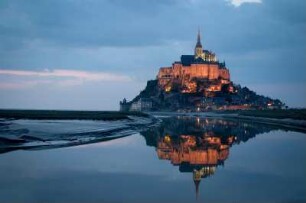 Frankreich. Basse Normandie. Manche. Le Mont Saint Michel. Klosterberg. UNESCO Weltkulturerbe. Im Abendlicht