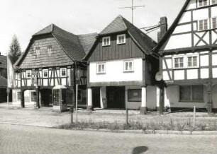 Hirschfelde (Kreis Zittau), Ernst-Thälmann-Platz 8. Wohnhaus mit Ladeneinbau (1786/1800). Ansicht mit Neuer Schmiede (Nummer 6)