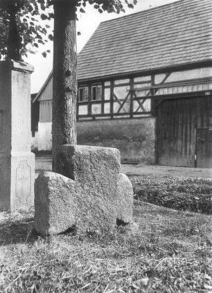 Steinkreuz : Cannewitz, Steinkreuz (Tatzenkreuz; D 111) und Flurkreuz auf dem Dorfplatz in der Ortsmitte
