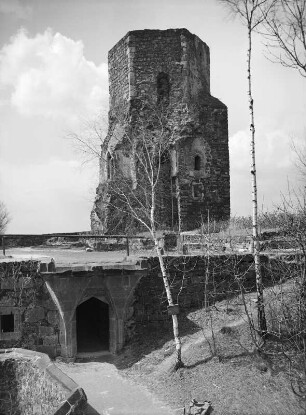 Burg Stolpen : Burg Stolpen. Schloss. Siebenspitzenturm, unten Kapellenruine