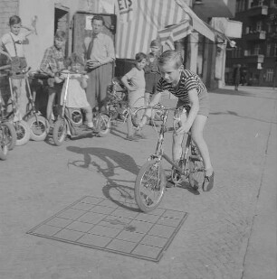 Berlin. Fahrradverleih, Junge auf einem Rennrad für Kinder