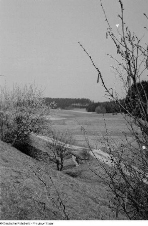 Landschaft mit Feldweg, vermutlich in Thüringen