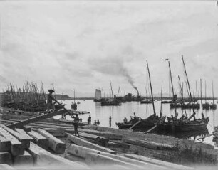 Hafen : Bahnschwellen am Hafen, in der Bucht Boote