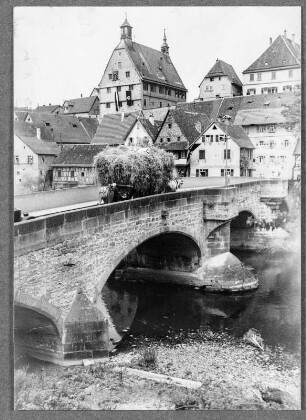 Auf der Neckarbrücke in Besigheim : Besigheim. Alte Enzbrücke. Blick auf das Rathaus