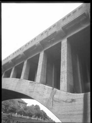 Brücke (vermutl. in Ulm zw. Haupt- und Rangierbahnhof)