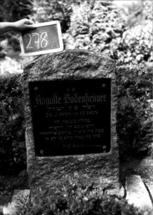 Grabstein 278 (Index: 100109551) Material: Granit, schwarze Glasplatte Zustand: Platte gesprungen Maße HxBxT: 120x60x25 cm Beschreibung: Stele, Segmentbogenabschluß, rechteckige Schriftplatte: Grabstein 278