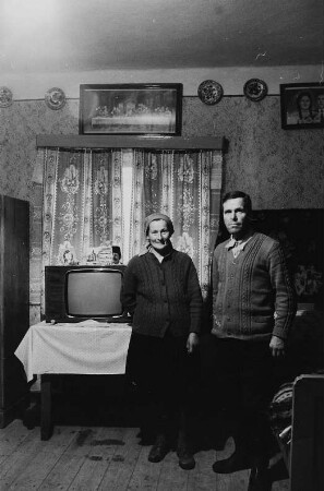 Paar in einem Wohnzimmer in Borsa (Maramures)