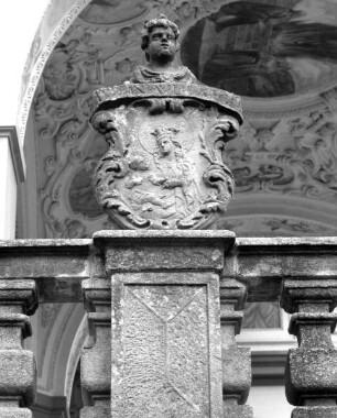 Engel mit Kartusche. Kartusche mit Madonnenrelief: Maria Zbraslavská