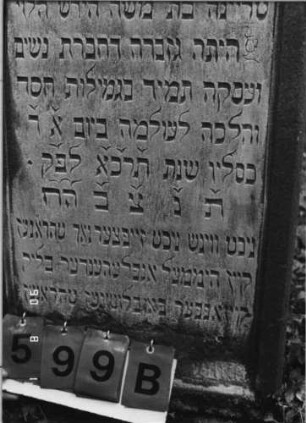 Grabstein 599 (Index: 99790839) Maße HxBxT: 131x60x16 cm Symbolik: Levitenkanne Besonderheit: kulturhistorisch wertvoll / hist.-wiss. Gründe (Gemeindestellung): Grabstein 599B