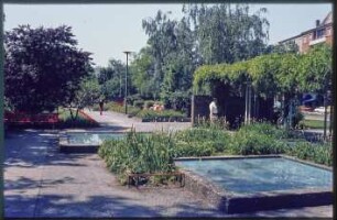 Blumenbeete und Brunnen des Olivaer Platzes