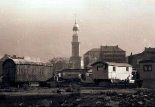 Hamburg: St. Michaeliskirche, Vordergrund Wohnwagen