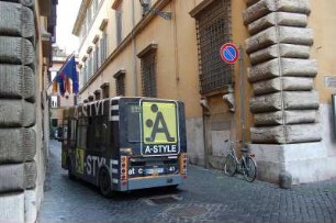 Rom 2006 - Minibus in der Altstadt : Mini-Bus für den öffentlichen Nahverkehr, der durch die engen Gassen im Altstadtviertel verkehrt. Aufgenommen in Rom im Deezember 2006