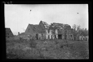 Vimy (?) (Dep. Pas-de-Calais, Frankreich): Gebäuderuinen (Distanzaufnahme)