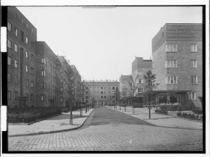 Baublock Helmholtzstr., Bunsenstr. : [Bunsenstr. mit Ladenzeile und Tordurchfahrt zur Helmholtzstr.]