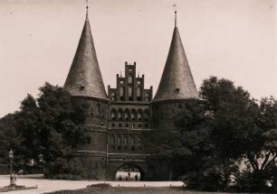 Lübeck. Blick auf das im 15 Jh. errichtete Holstentor von Westen (Feldseite) in Richtung der Altstadt.