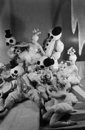 Szenenbilder aus dem Ballett " Kindertraum " von G. Bizet mit H. v. Kusserow, N. Vesca, M. Piel, Staatsoper 05.02.1952