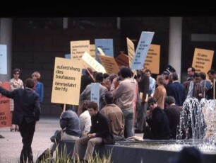 Demonstration gegen die Schließung der HfG Ulm