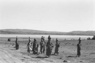 Wasserholende Frauen : Wasserholende Frauen an einem See in der Nähe von Harar.