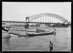 Schönebeck (Elbe). Elbbrücke mit Badeanstalt