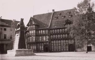 Braunschweig, Burgplatz : Braunschweig. Burgplatz mit Löwendenkmal. Blick von Nordwesten auf Handwerkskammer und Huneborstelsches Haus