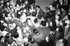 Freiburg: Filmpalast, Autogrammstunde von oben, Christine Kaufmann und Siegfried Breuer