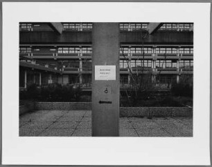 Betonpfeiler mit Zettel "Migräneprojekt", Bochum