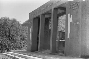 In Addi Arkay : Italienisches Gebäude in Addi Arkay. Aufschrift oben: "virtute vixit, memoria vivit, gloria vivet." Aufschrift rechts: "col cuore e col ferro alla meta "Mussolini"