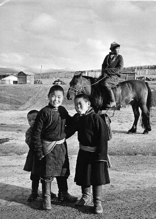 Mongolische Volksrepublik 1979. Drei Kinder und junger Reiter in der Steppe bei der Siedlung Chudjirt