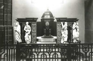 Paderborn, Dom : Paderborn. Dom. Taufstein und Taufsteinschranke mit Apostelfiguren (Sandstein, Marmor)