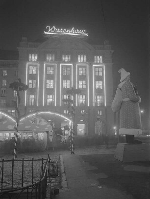 Dresden. Altmarkt Westseite, Warenhaus Centrum, mit Striezelmarkt auf dem Altmarkt