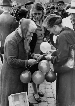 Hamburg. Auf dem Altonaer Fischmarkt verkauft eine alte Frau Luftballons. Aufgenommen 1949