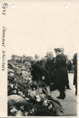 Feier zum "Tag der Befreiung" am Sowjetischen Ehrenmal in Pankow-Schönholz