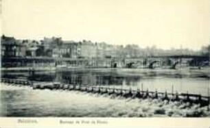 Staudamm und Steinbrücke in Mézières