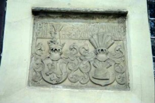 Detail voriges Bild: Wappentafel mit Inschrift an der Kirche