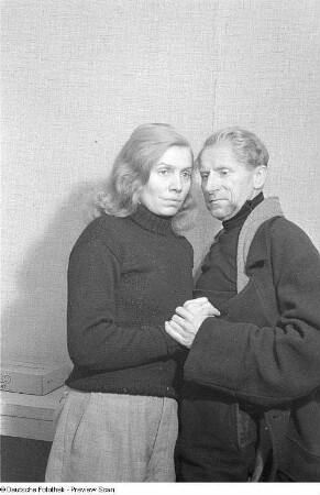 Szenen aus der Tragödie "Anna Christie" von Eugene O'Neill am Jürgen-Fehling-Theater in Berlin-Zehlendorf : Szene mit Lu Säuberlich in der Hauptrolle (links)