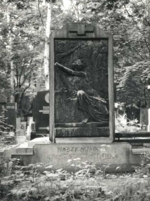 Grabmal für den Bildhauer Josef Mauder : Bílek, František: Grabmal für den Bildhauer Josef Mauder. Sandstein. Prag-Královské Vinohrady, Olšaner Friedhof