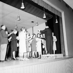 8. Kreissängerfest: Realschule [später Alfred-Rust-Realschule]: Festhalle: Bühne: gemischter Chor