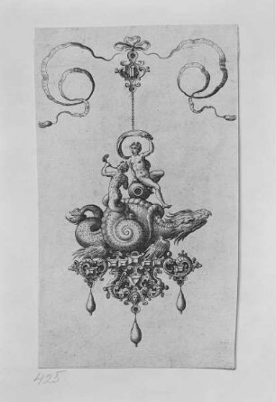Bullarum inaurium etc. archetypi artificiosi. Pars altera — Anhänger in Form eines Seeungeheuers mit mythologischen Figuren