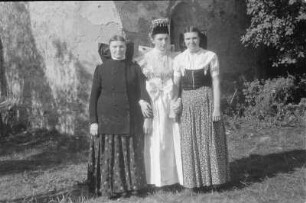 Sorbische katholische Hochzeit in Radibor. Braut mit Mutter und Schwester. : Serbski katolski kwas w Radworju. Njewjesta z maćerju a sotru.