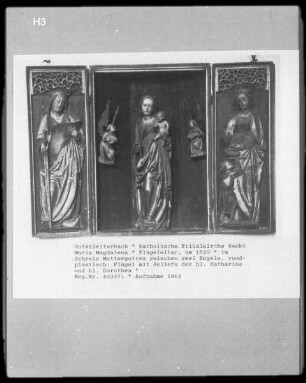 Flügelaltar, im Schrein Madonna zwischen 2 Engeln, Flügel mit Reliefs der Heiligen Katharina und der Heiligen Dorothea