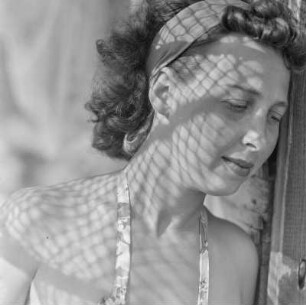 Elisabeth Gremmler im Bikini im Schatten eines Netzes